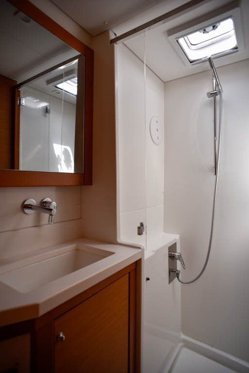 Lagoon 450F port aft head