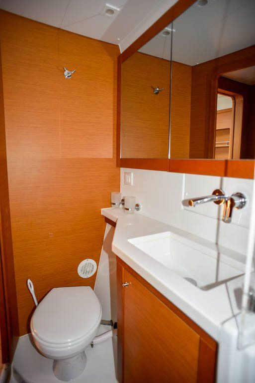 Lagoon 450F starboard aft head