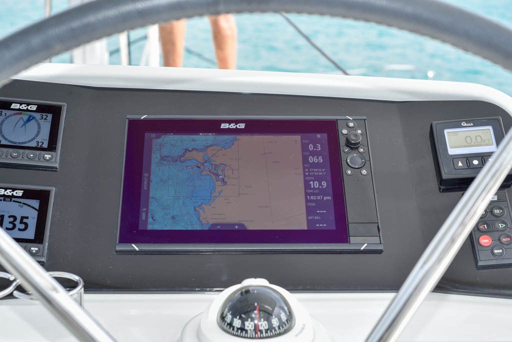 Lagoon 450F flybridge helm