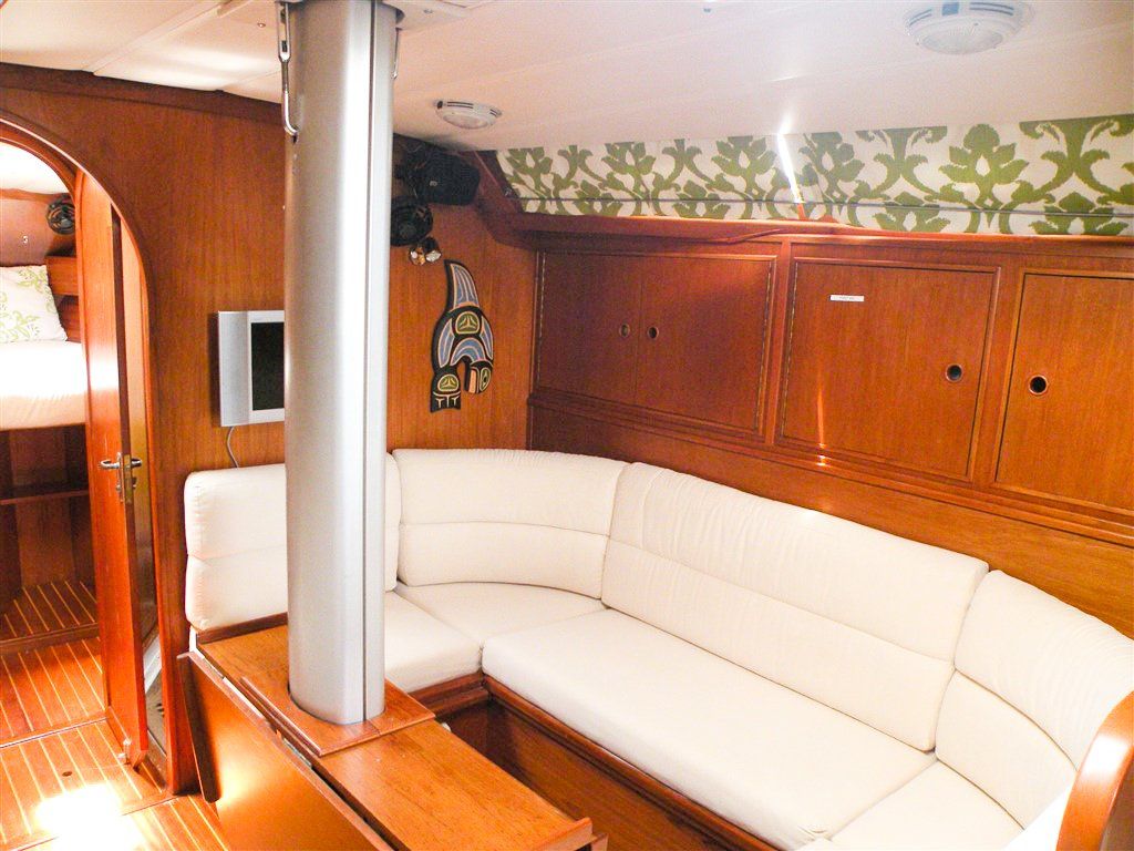 Wauqueiz Centurion 40 saloon starboard