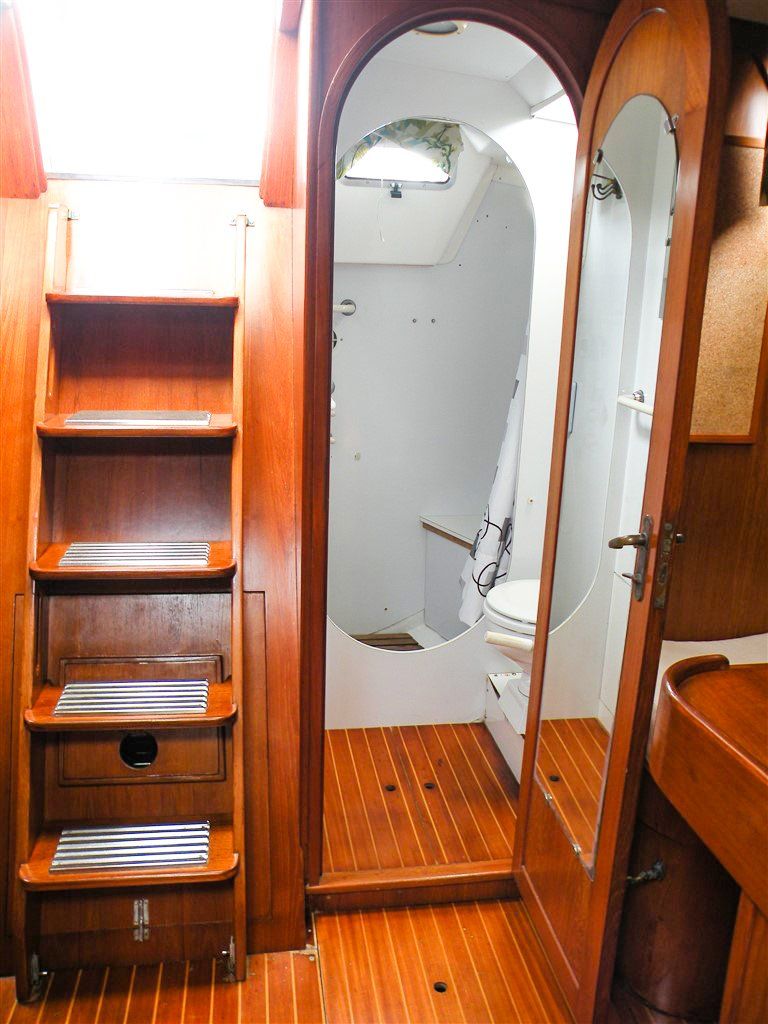 Wauqueiz Centurion 40 aft head