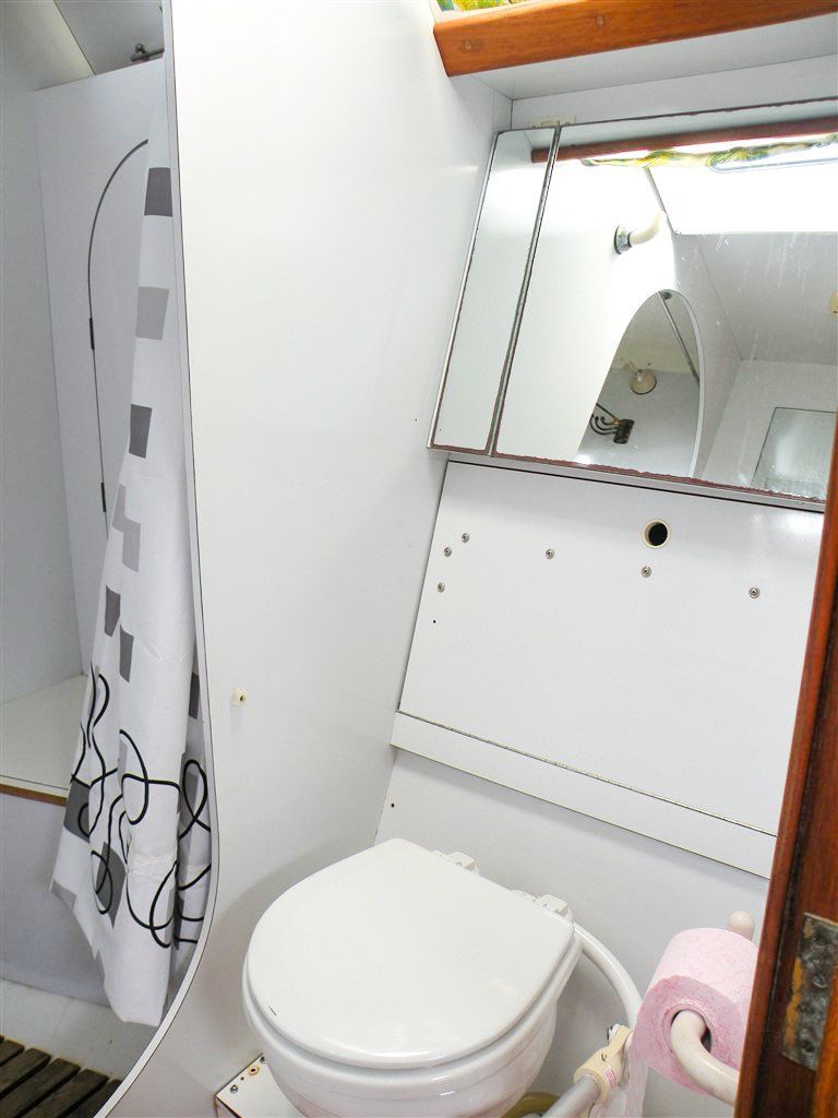 Wauqueiz Centurion 40 aft port head