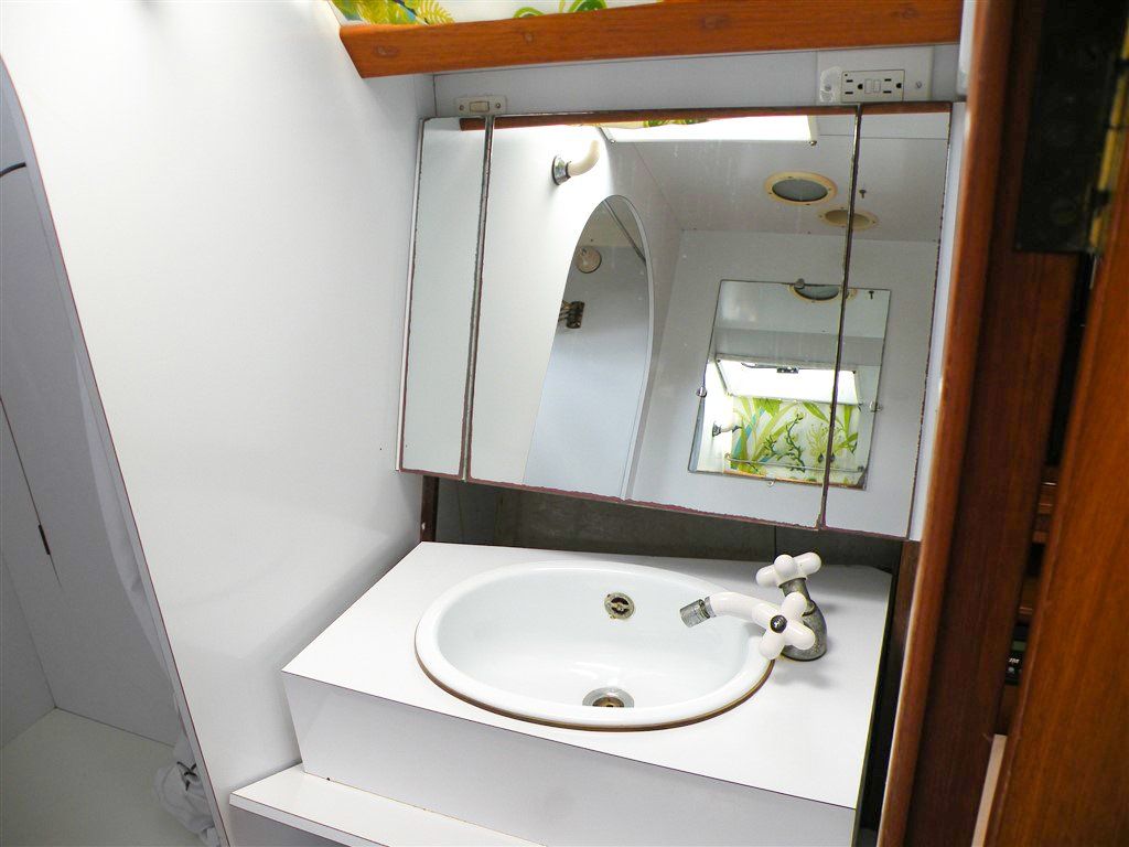 Wauqueiz Centurion 40 aft port head with fold down basin