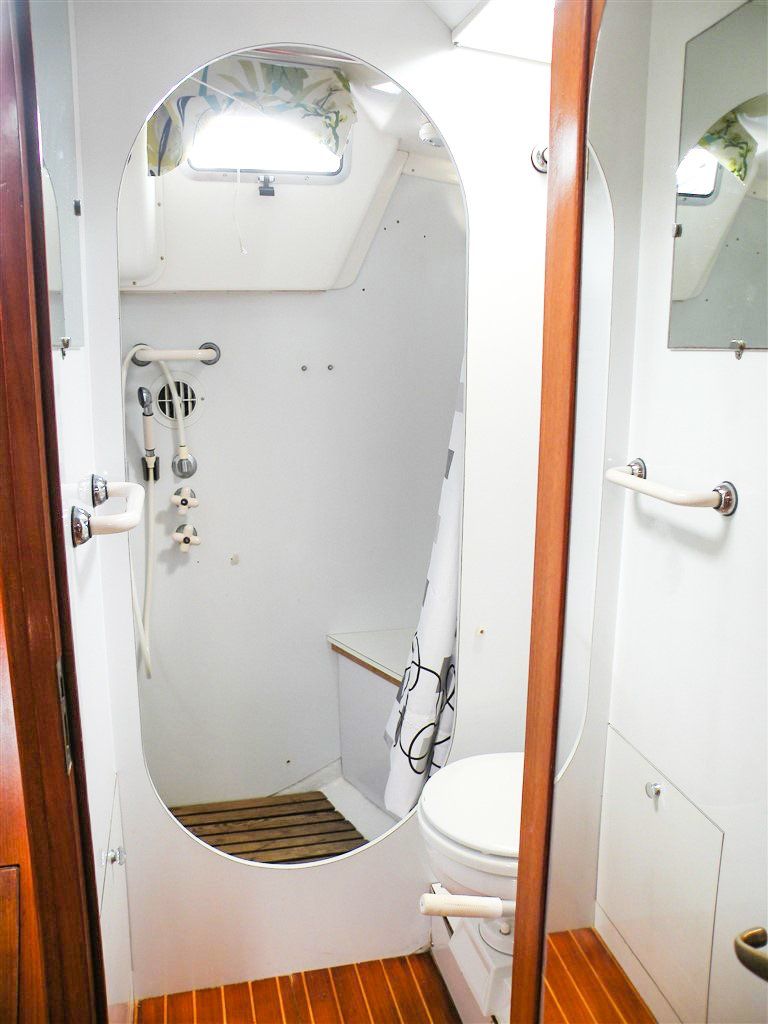 Wauqueiz Centurion 40 aft port shower