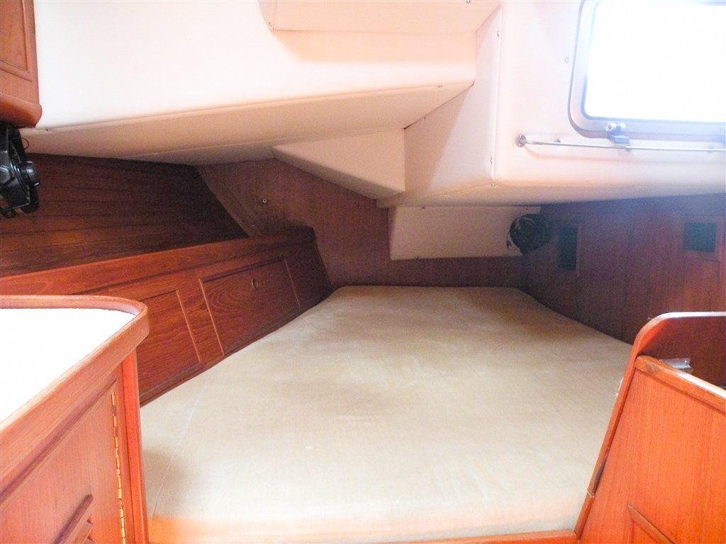 Wauqueiz Centurion 40 aft cabin bed