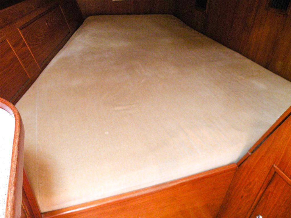 Wauqueiz Centurion 40 aft berth