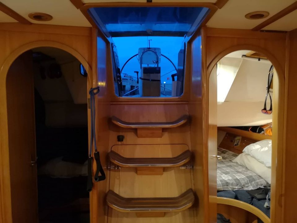 Feeling 486 companionway