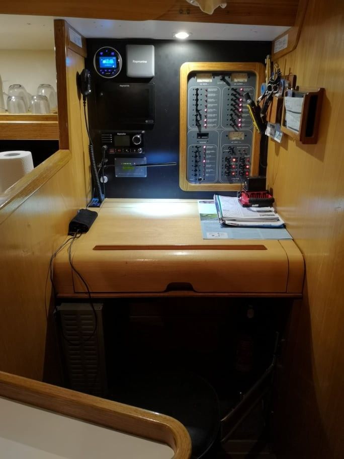 Feeling 486 nav station