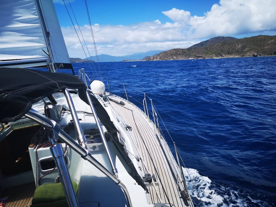 Feeling 486 Sailboat starboard side deck