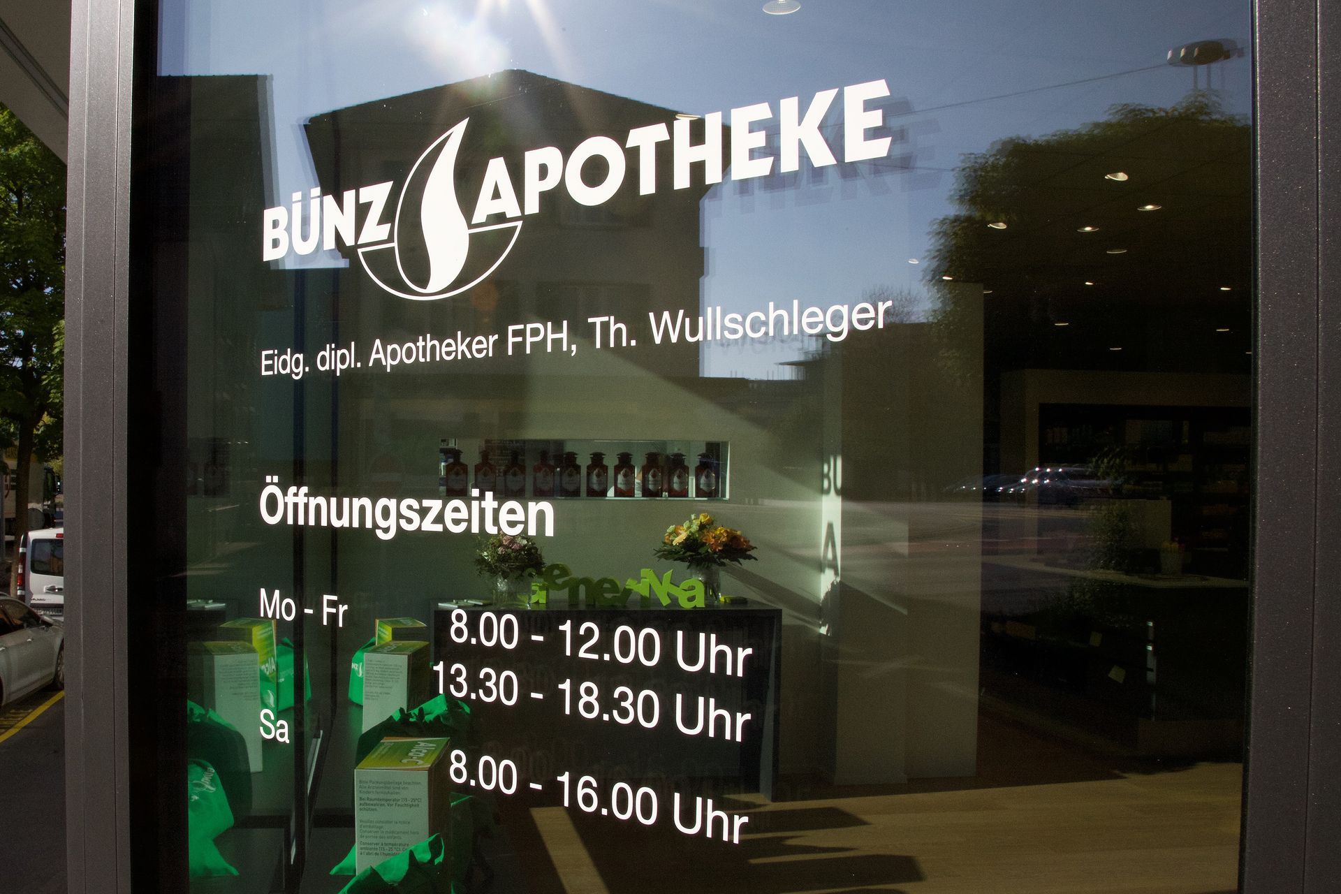 Bünz Apotheke Wohlen AG Aussenaufnahme Türe mit Firmenlogo