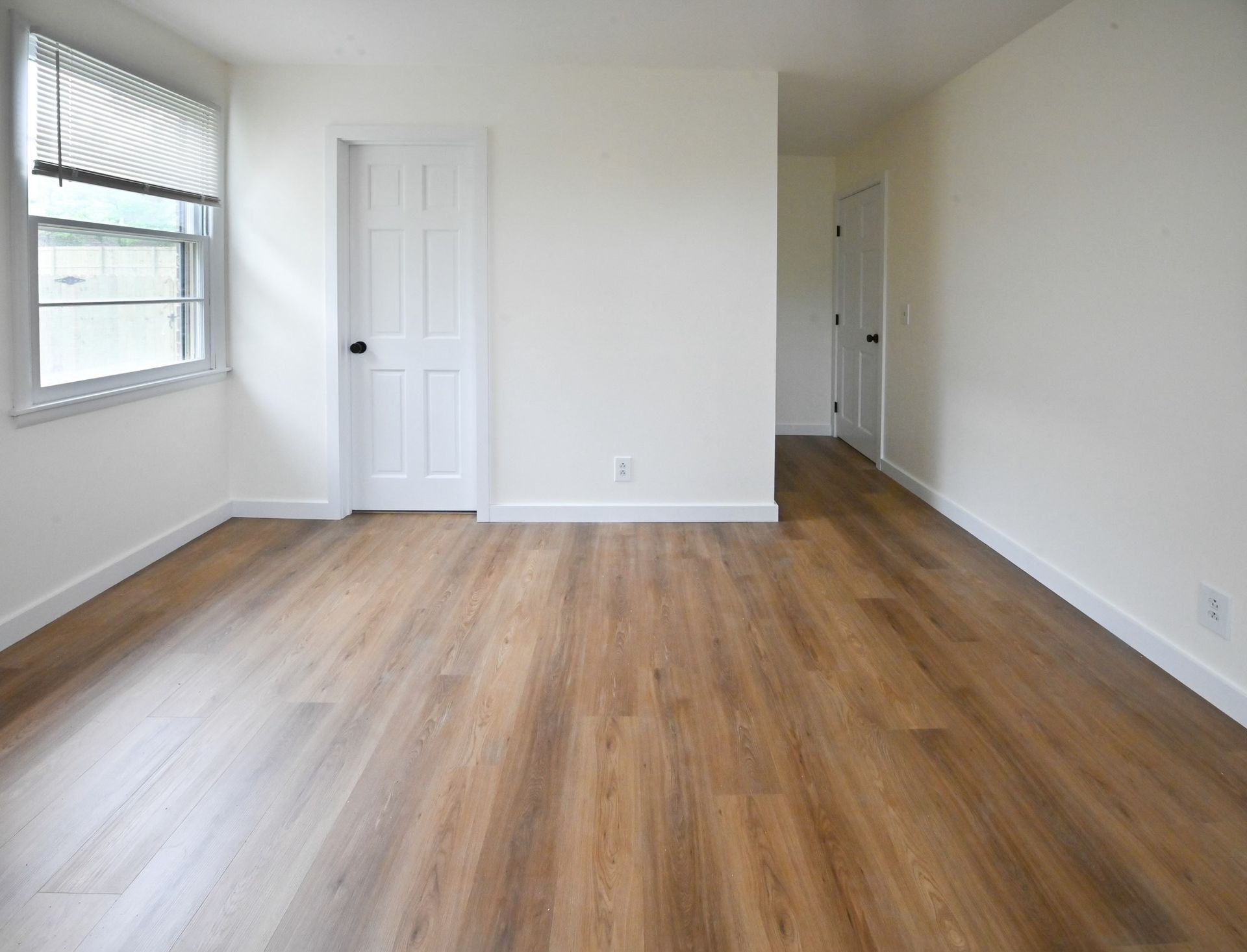 A bathroom with two sinks and a bathtub.