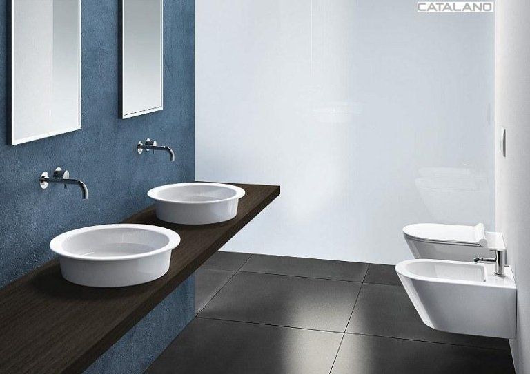 due lavandini in un bagno