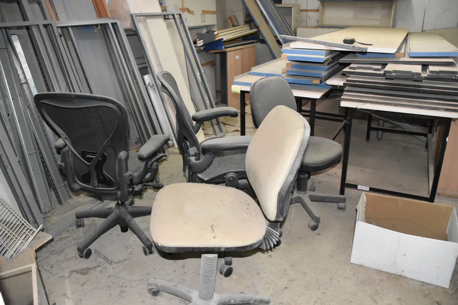 A bunch of office chairs are sitting in a room.