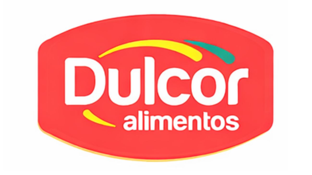 El logotipo rectangular rojo de Dulcor Alimentos con texto blanco y elementos gráficos curvos amarillos y verdes.