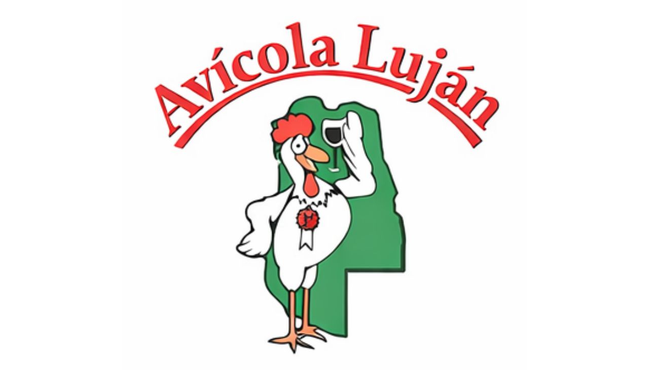 Un logotipo que muestra un pollo de dibujos animados sosteniendo una copa de vino frente a un mapa verde, debajo del texto "Avícola Luján".