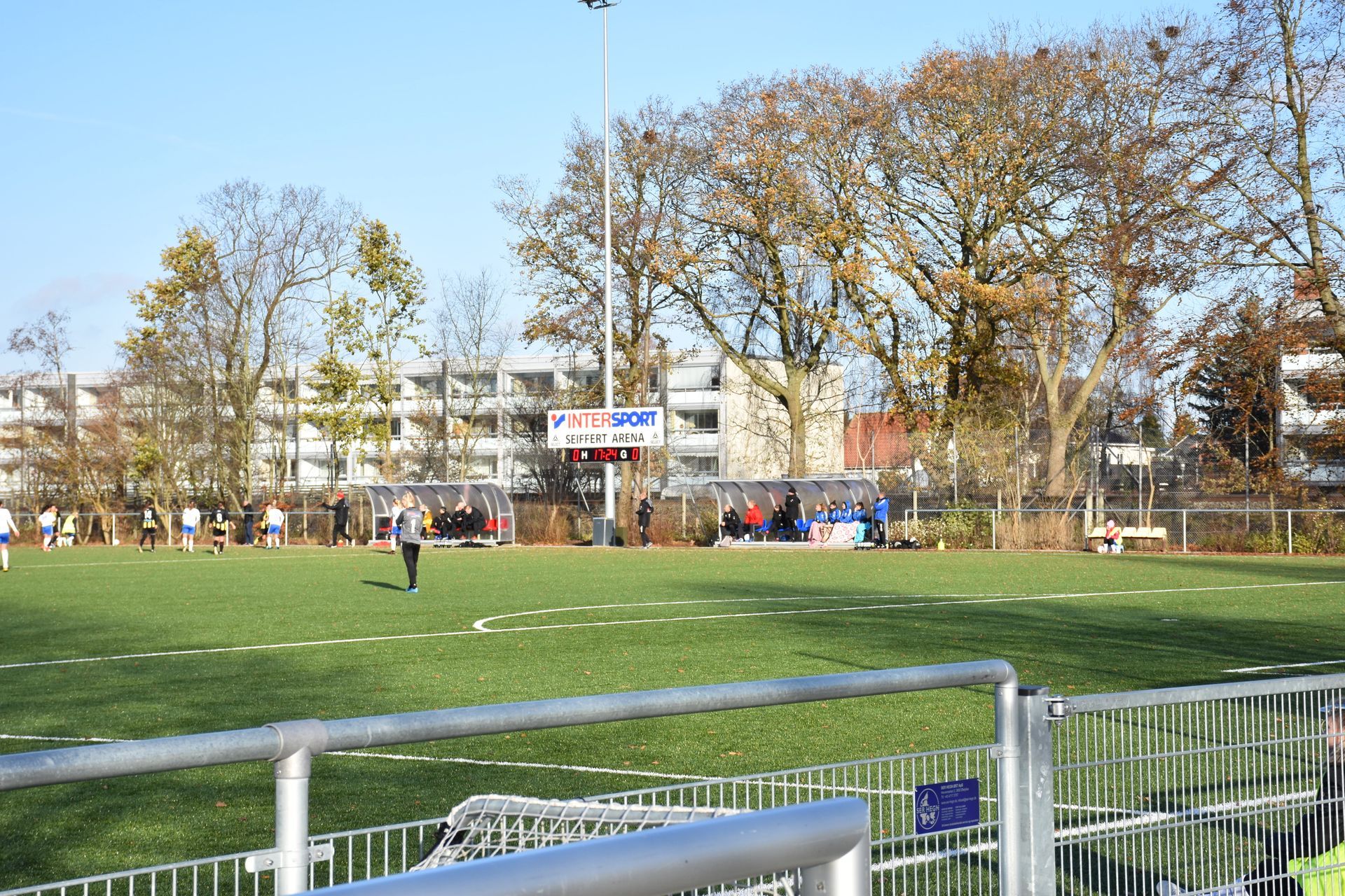 Et luftbillede af en sportsplads med en rød, hvid og blå bane.