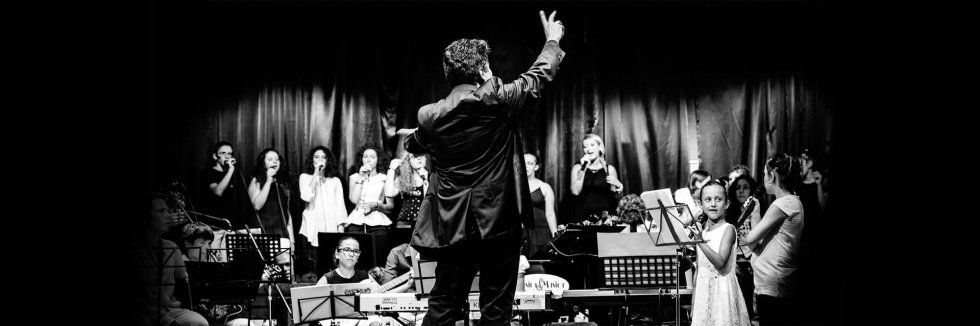 Direttore di orchestra con musicisti