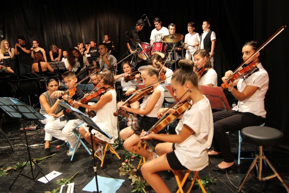 orchestra con violini durante un concerto