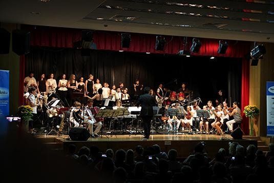 Orchestra al completo durante un esibizione musicale in un teatro
