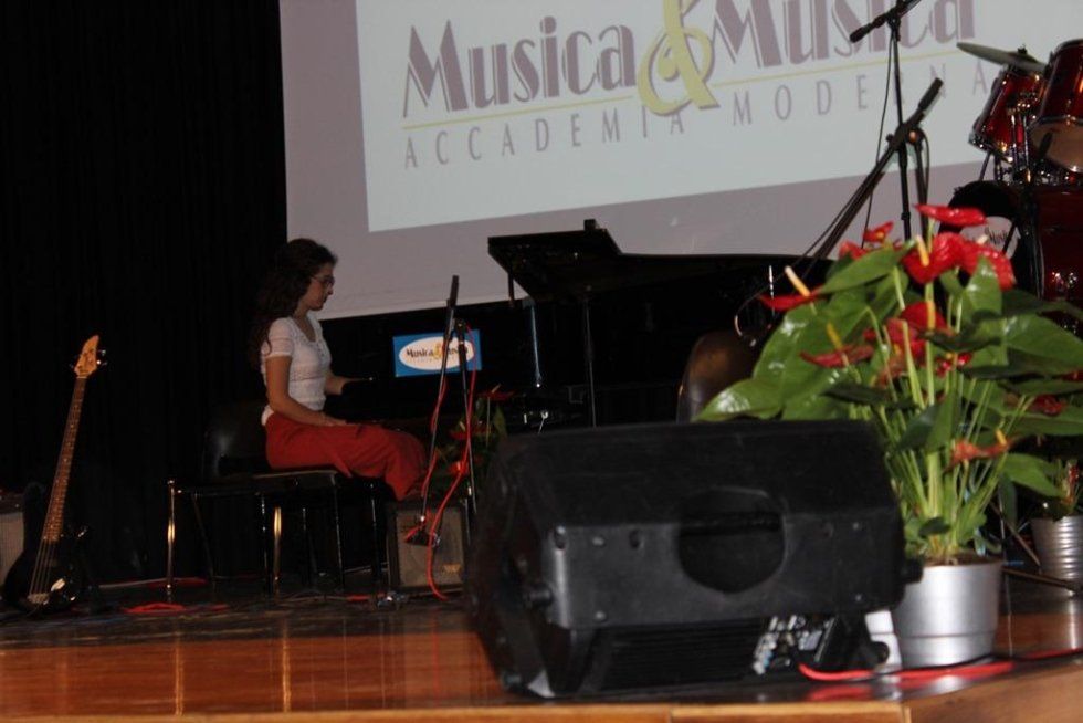 Ragazzo seduta davanti a un pianoforte