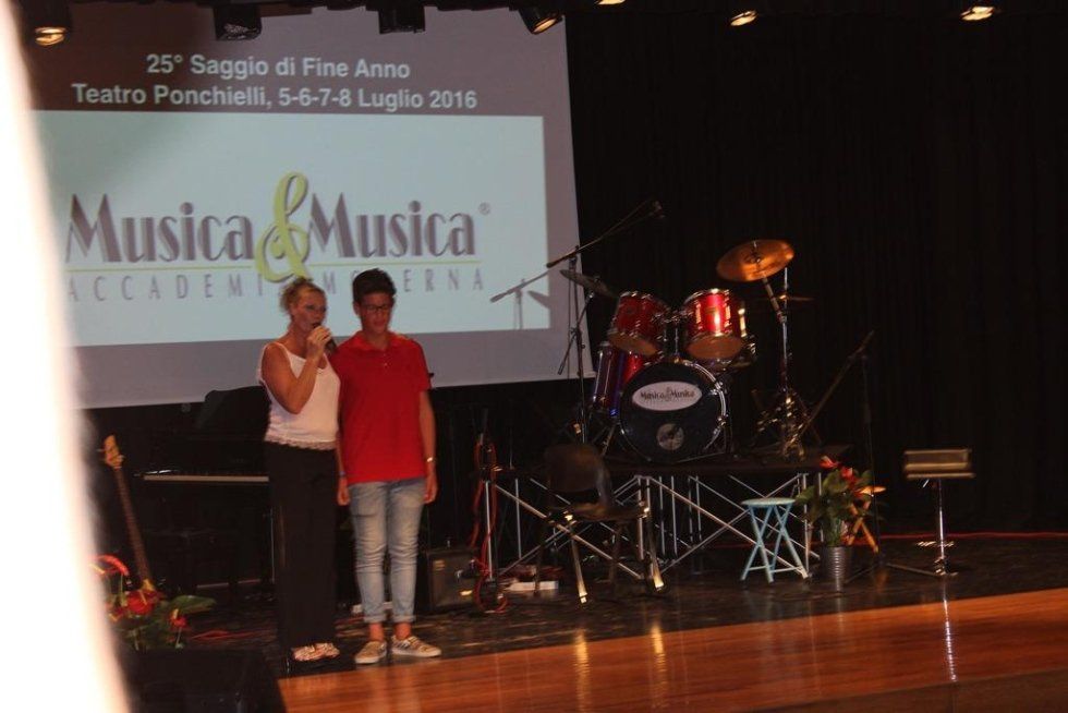 Coppia di persone in posa su palcoscenico