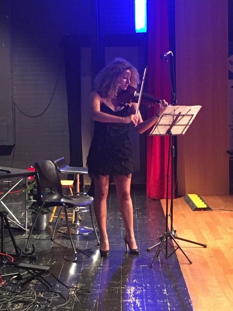 Ragazza che si esibisce in un assolo di violino