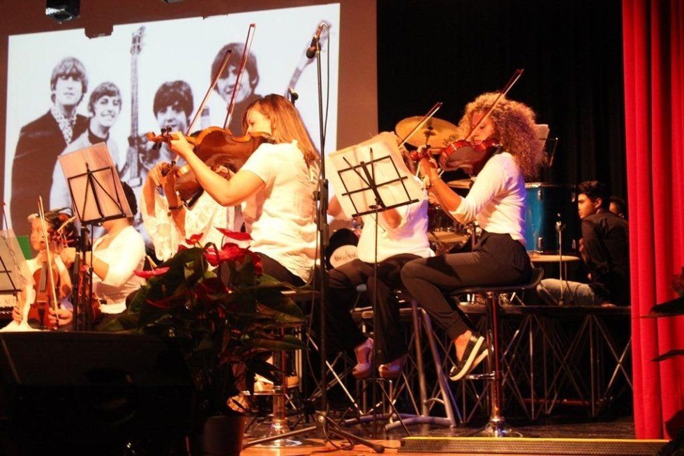 musiciste che suonano il violino