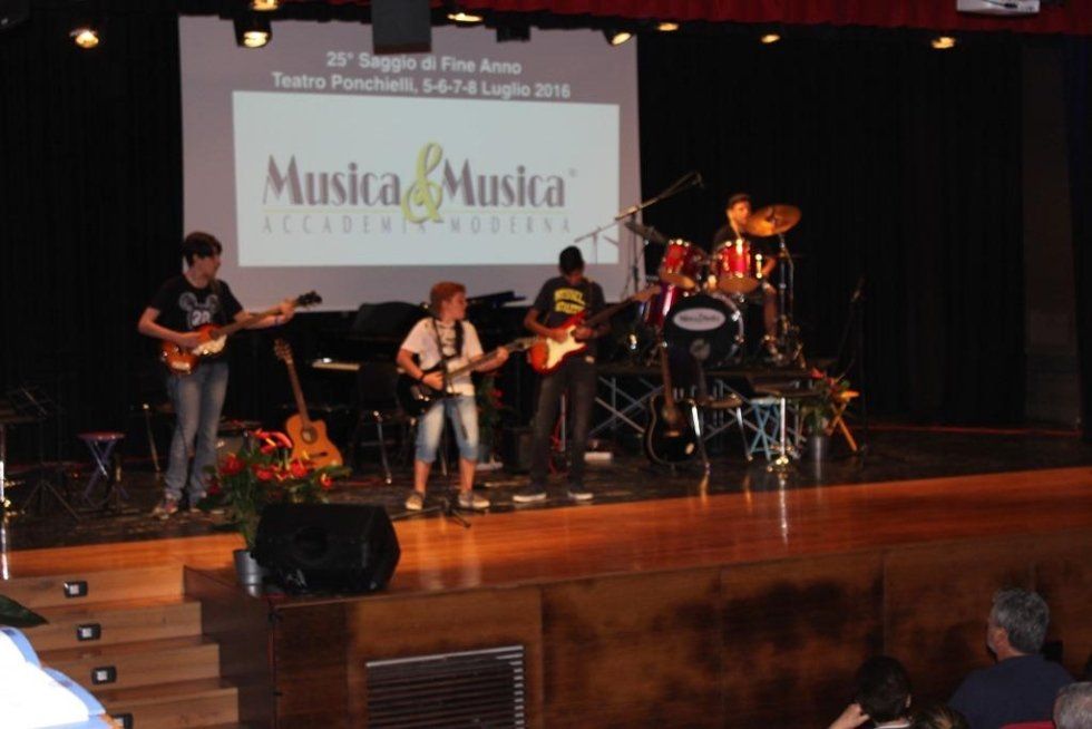 ragazzi che suonano live