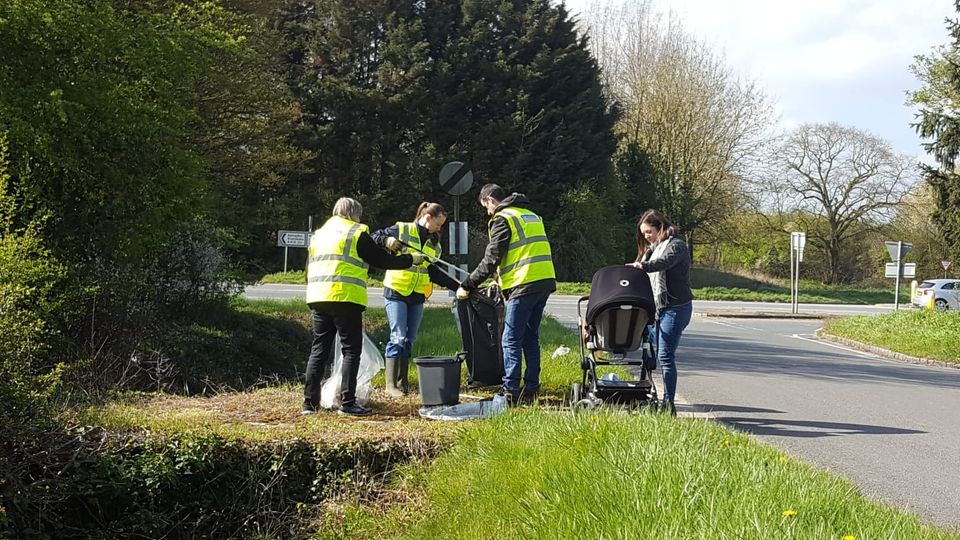 Litterpicking group at work