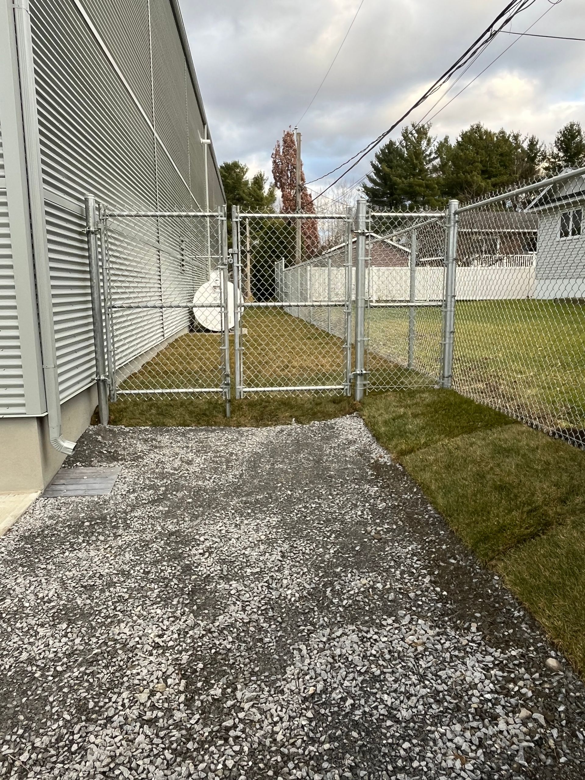 Il y a une clôture grillagée dans l'arrière-cour d'une maison.