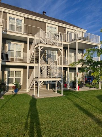 Un grand immeuble d'appartements avec beaucoup de balcons et d'escaliers.