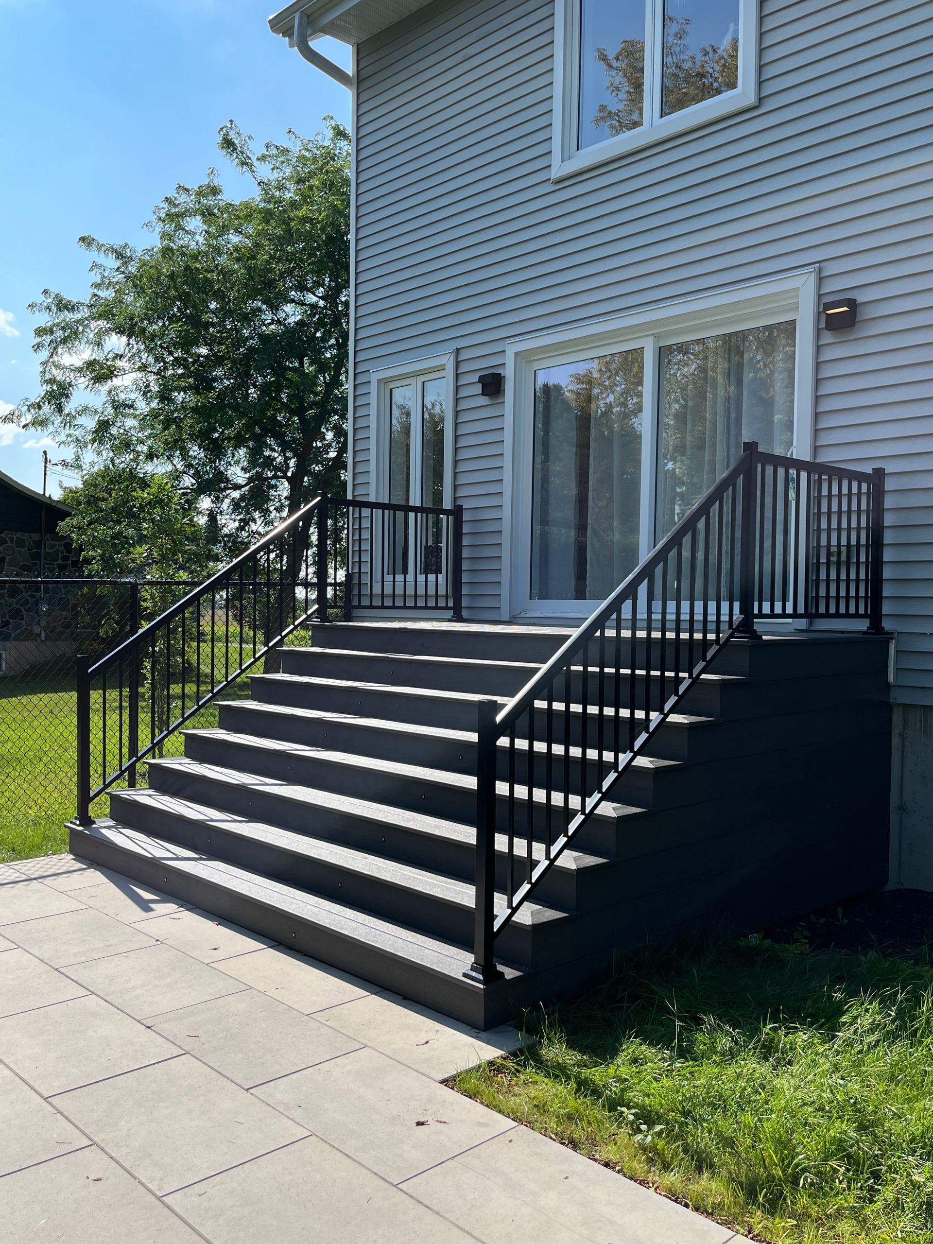 Une maison avec des escaliers menant à l'arrière-cour