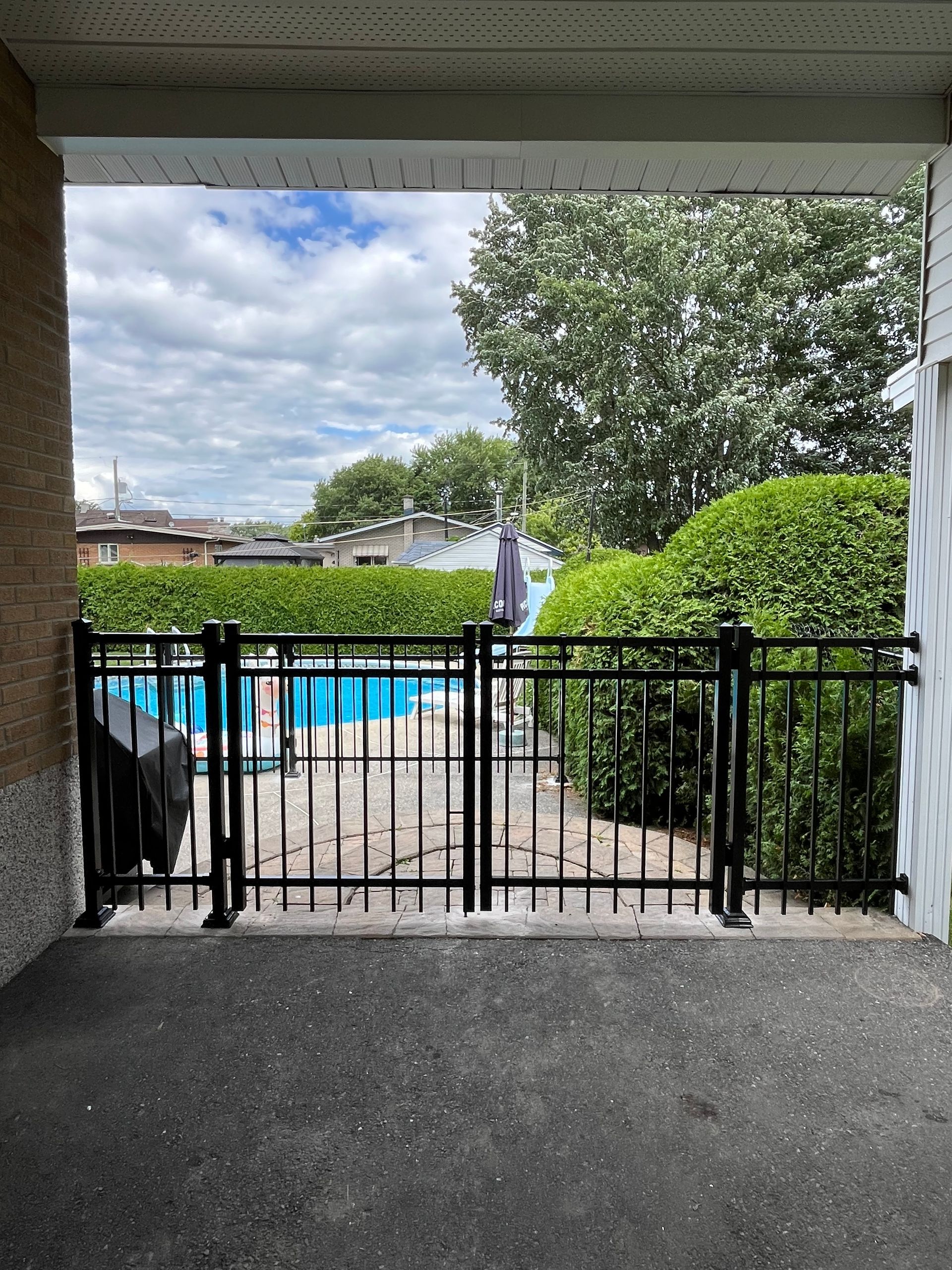 Une vue d'une piscine à travers une porte