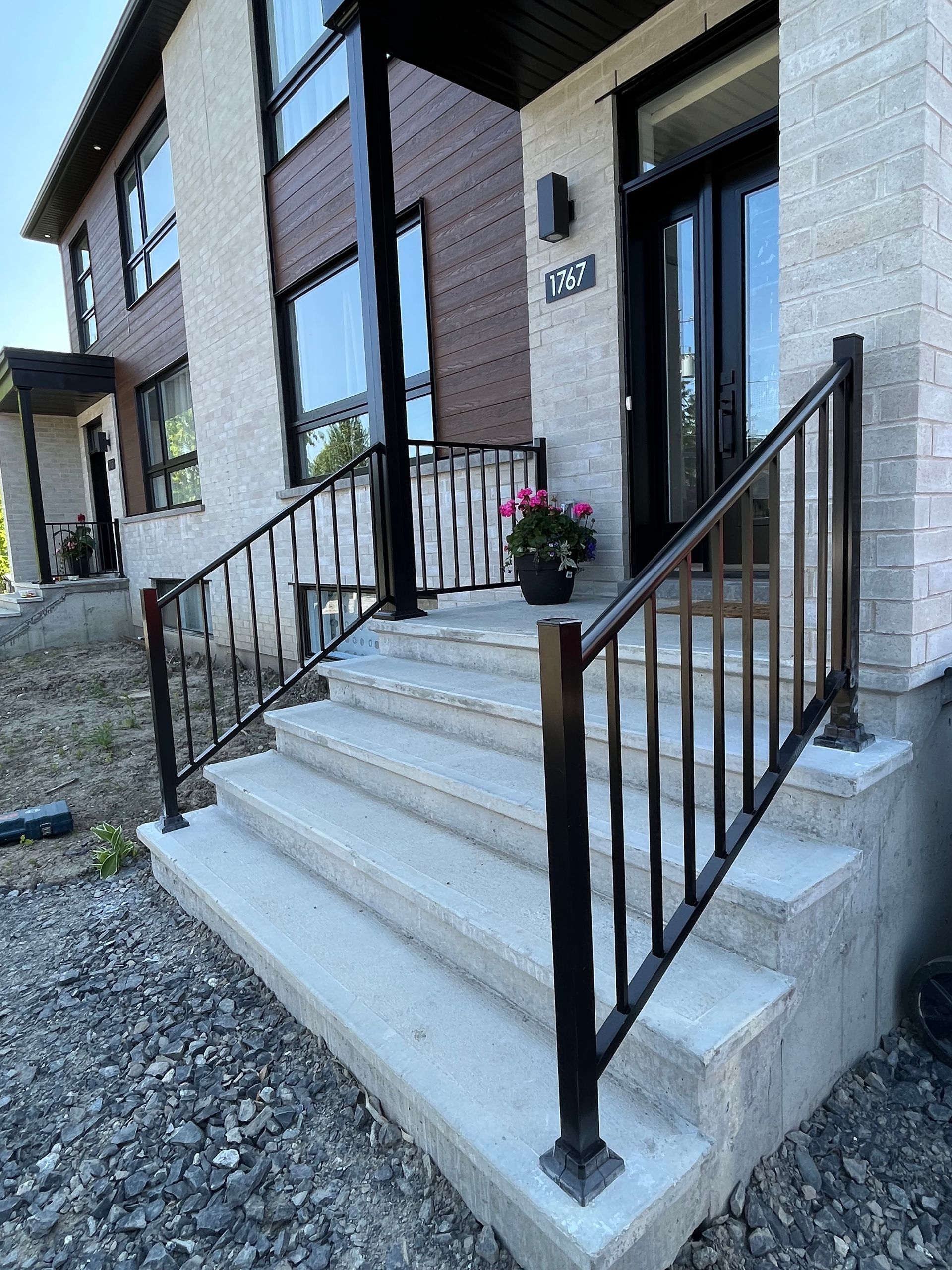 Une maison avec des escaliers et une balustrade devant.