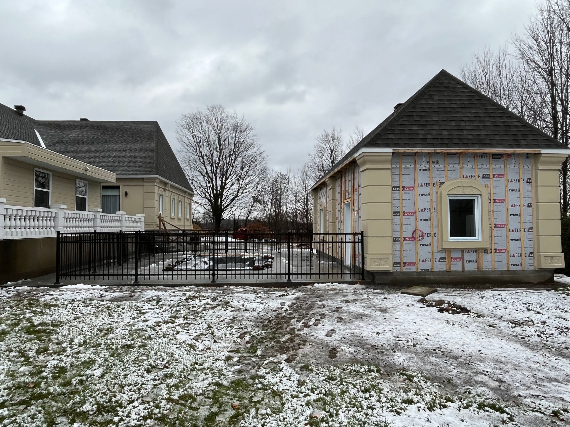 Quelques maisons sont assises l'une à côté de l'autre dans la neige.