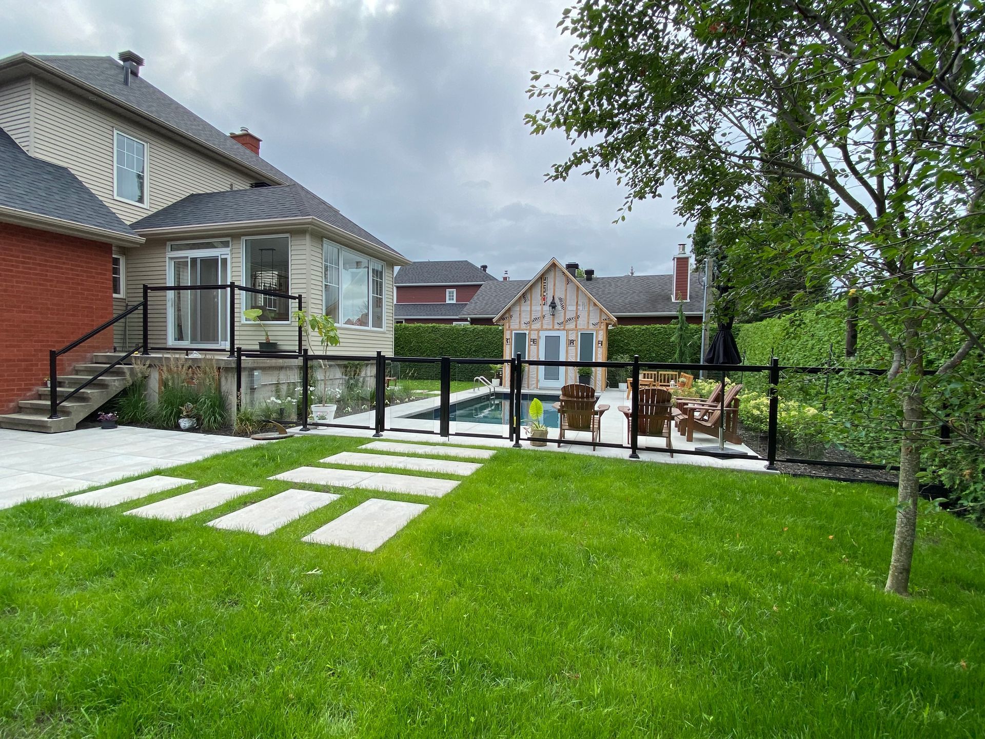Une maison avec une piscine dans l'arrière-cour