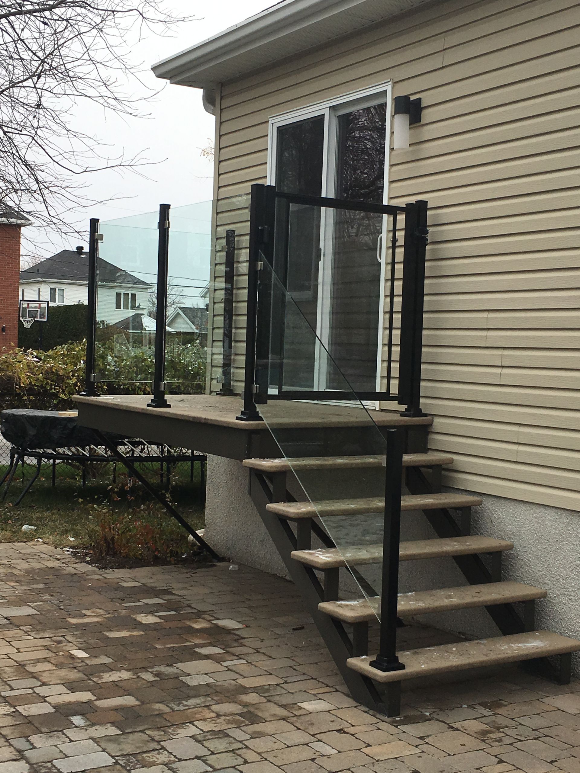 Une maison avec une terrasse et des escaliers qui y mènent