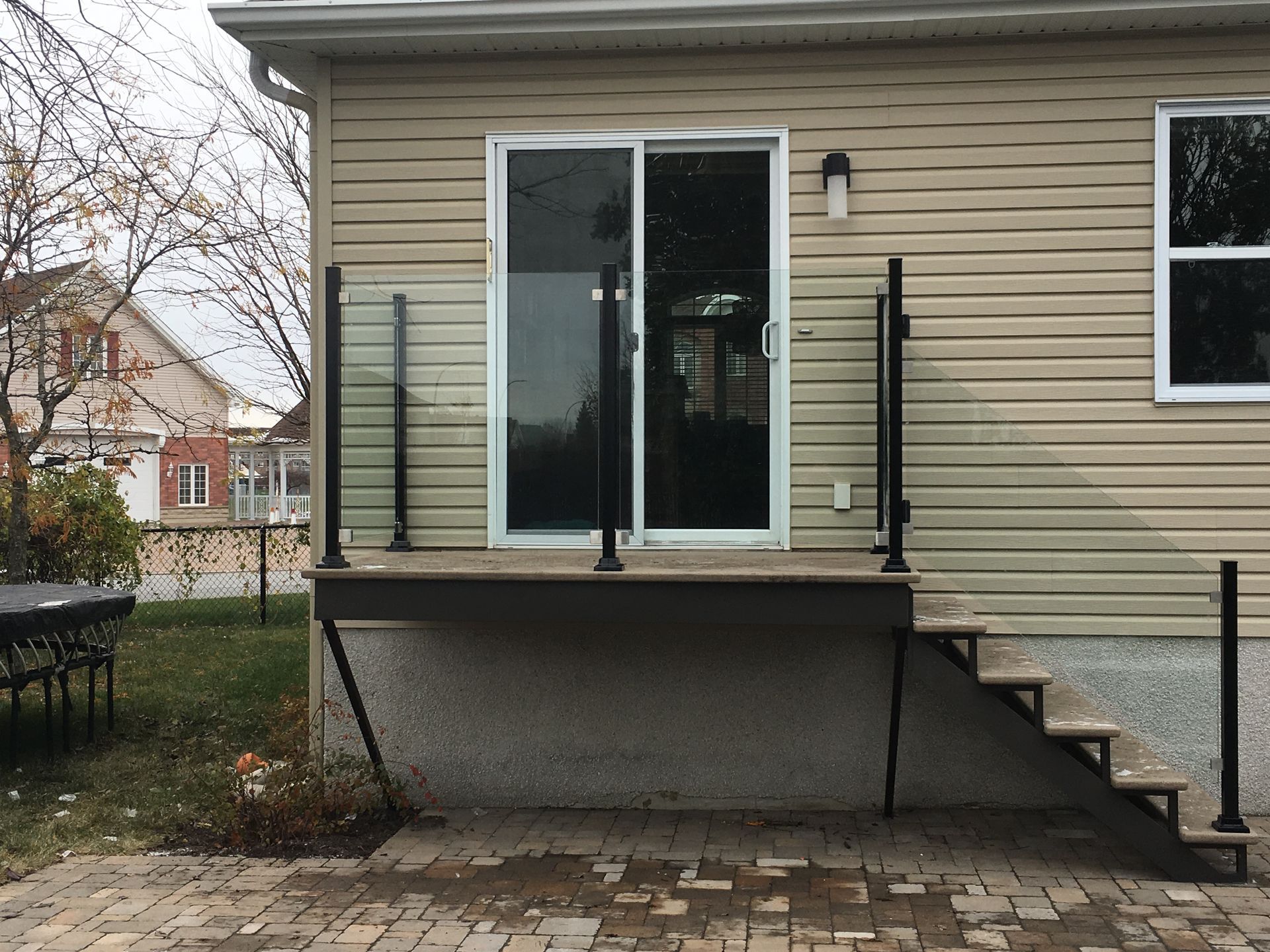 Une maison avec une terrasse et des escaliers devant