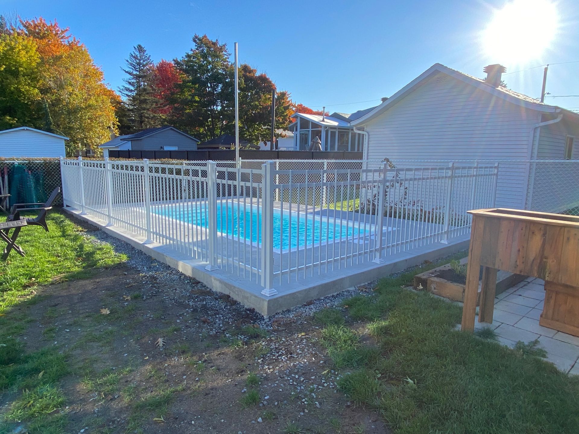 Il y a une piscine dans l'arrière-cour d'une maison.