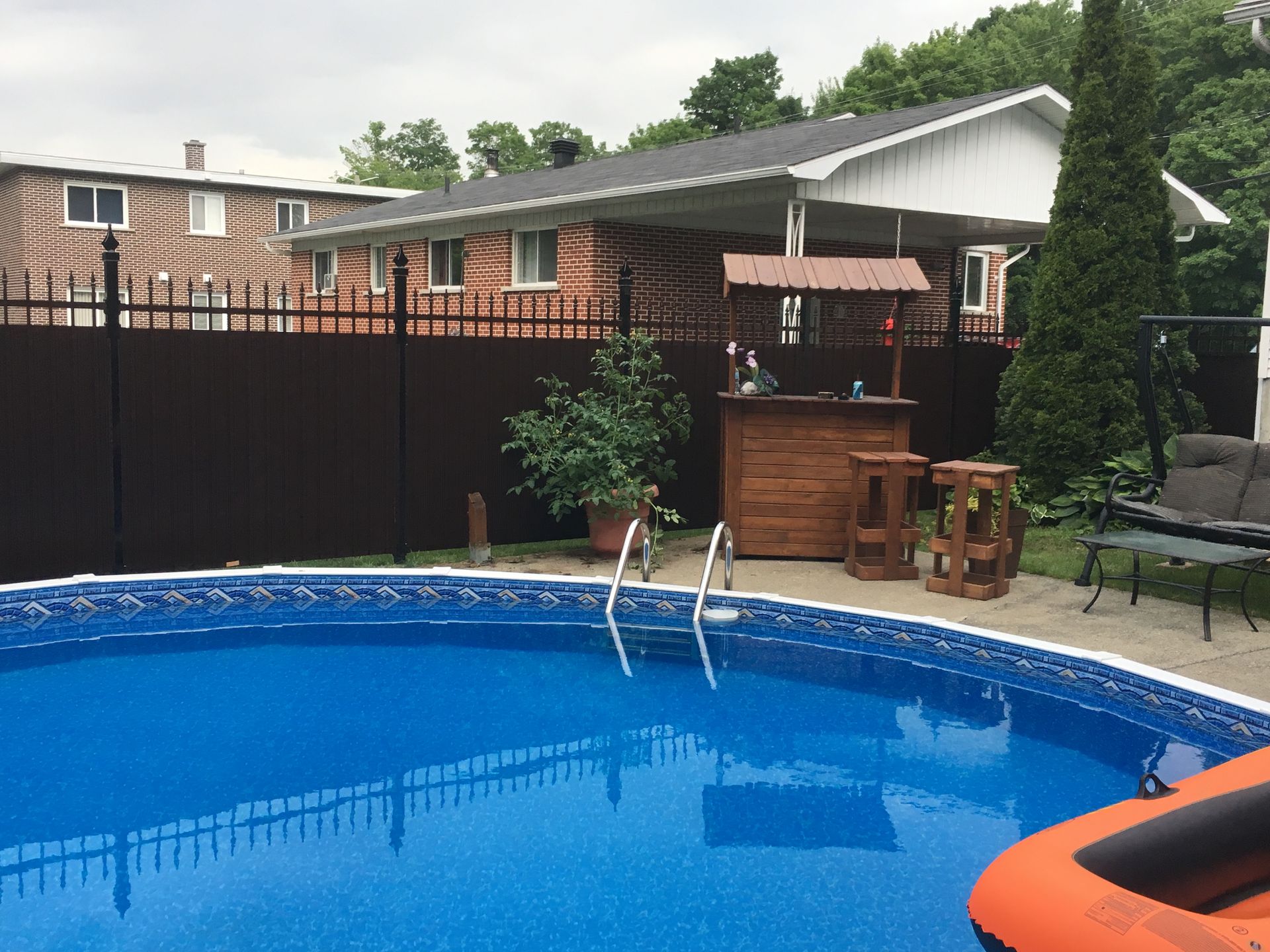 Une piscine avec un bar dans l'arrière-cour d'une maison