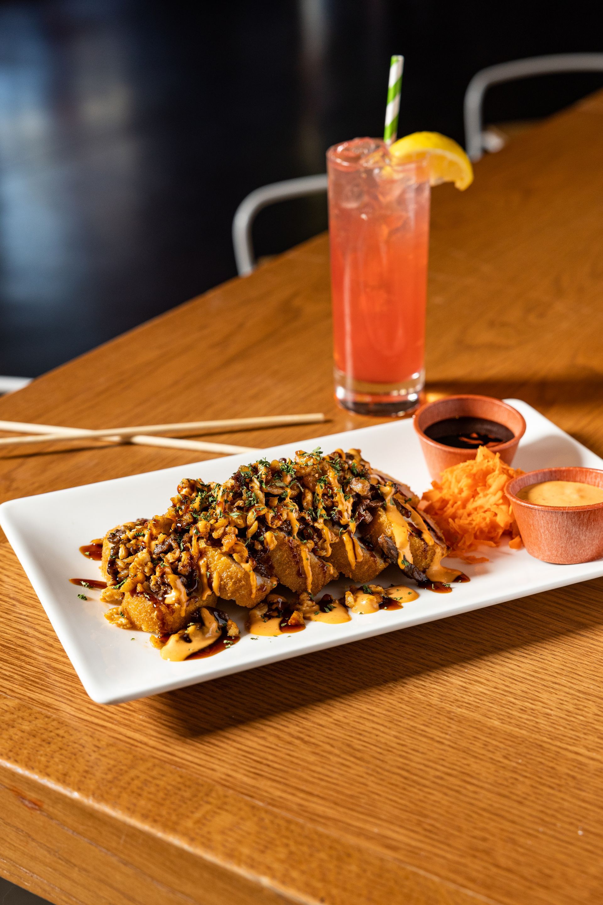 A plate of food and a drink on a wooden table in con safos 