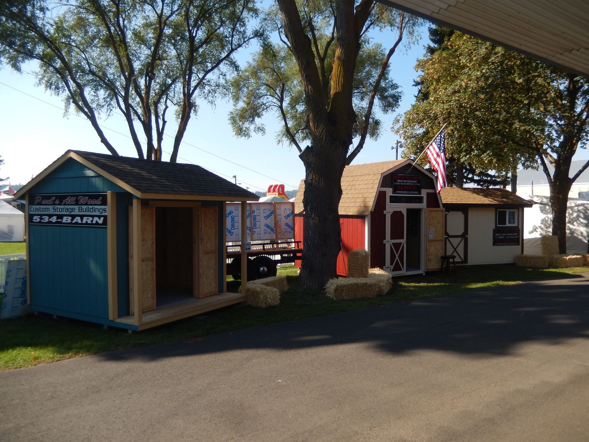 A blue shed with the word barn on it
