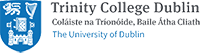 Logotipo del Trinity College de Dublín con un escudo azul y texto en inglés e irlandés.