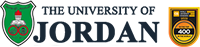 El logotipo de la Universidad de Jordania con un escudo verde y una insignia conmemorativa.