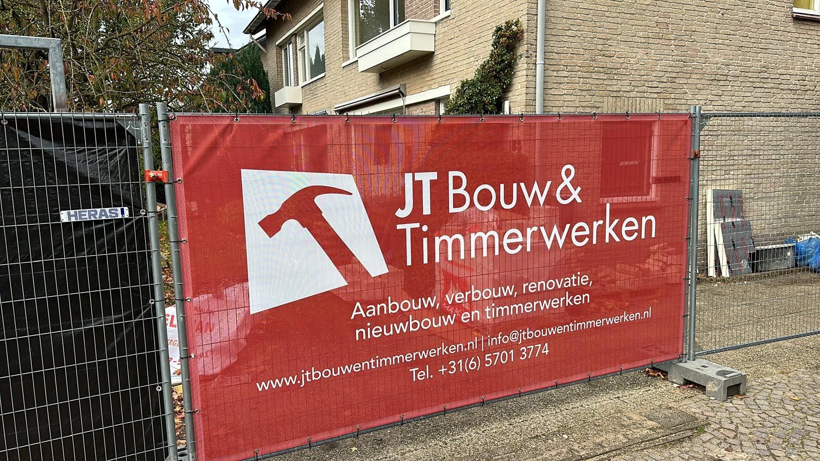 Er wordt een houten constructie gebouwd in een achtertuin.