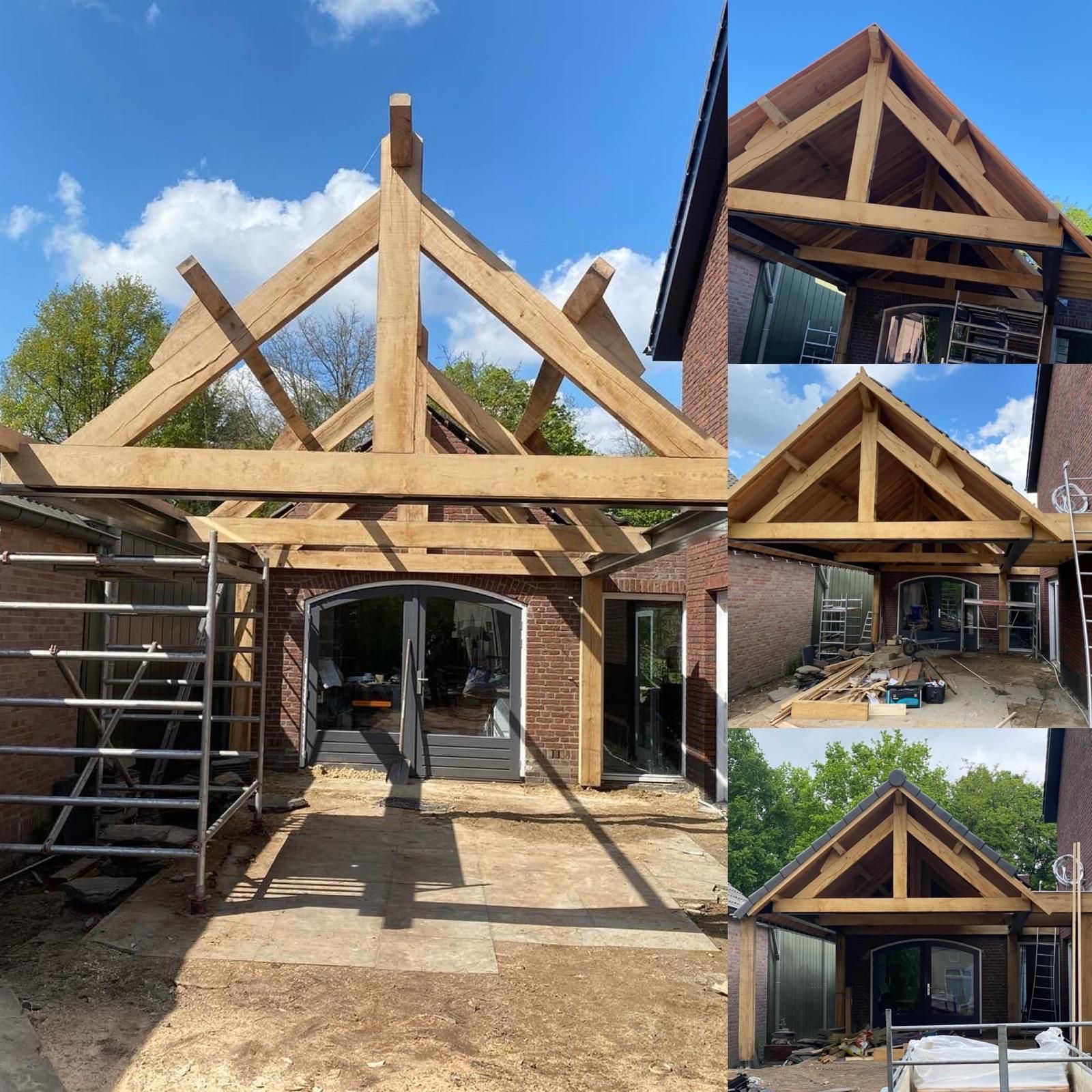 Een tent staat in het gras voor een huis.