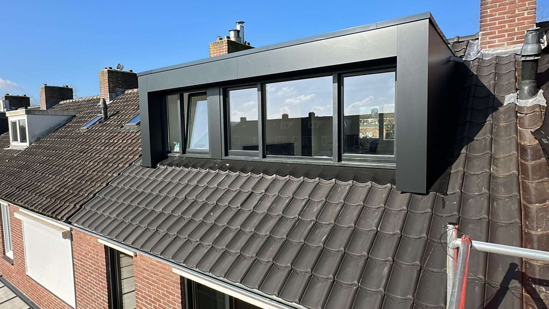 Er is een raam op het dak van een gebouw.