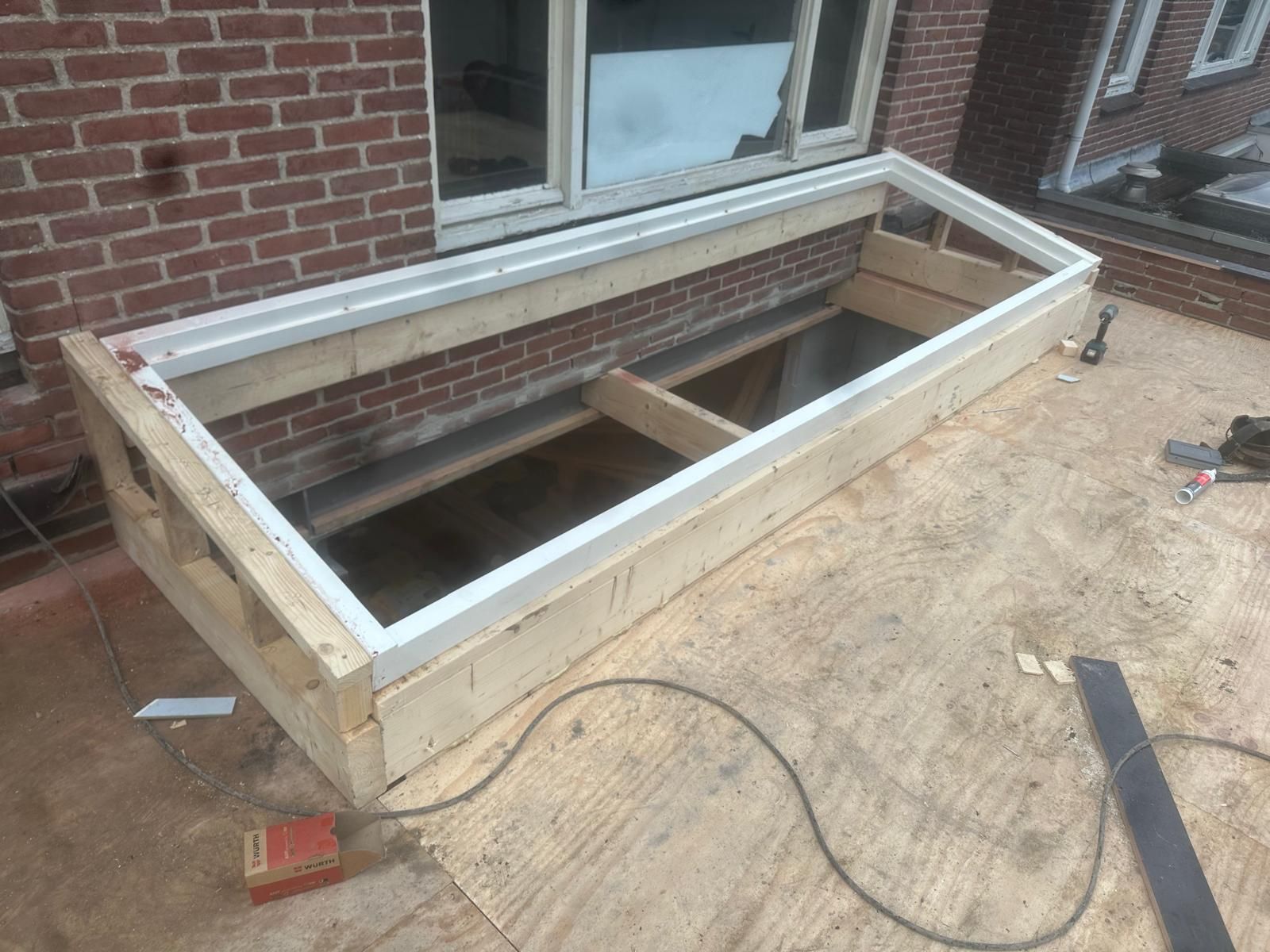 Een dak met een raam en een schoorsteen erop