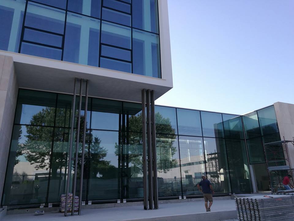 posa di vetrate e facciate continue