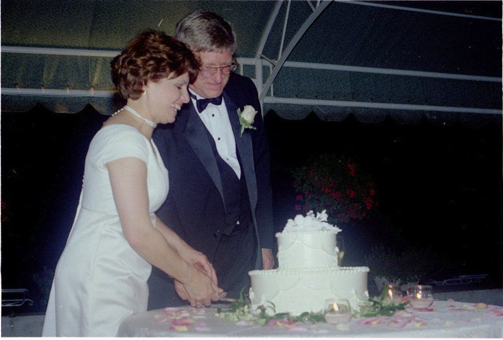 Bride and groom slicing cake — Newark, DE — Foto Doctor